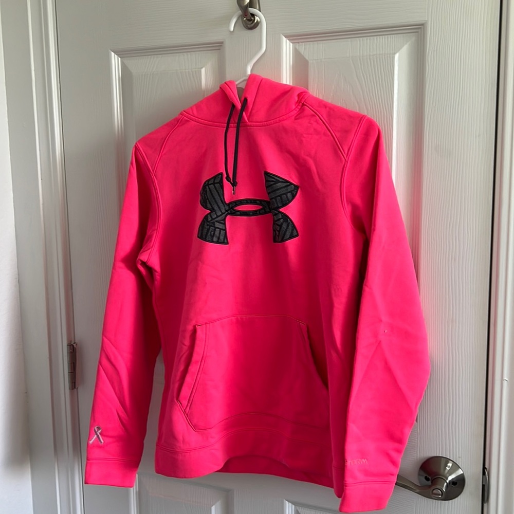 Bright pink semi-fitted hoodie